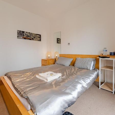 Private Room In Cardiff City Center Esterno foto